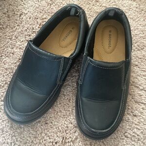 Boys dress shoes - worn a couple times, size 12,